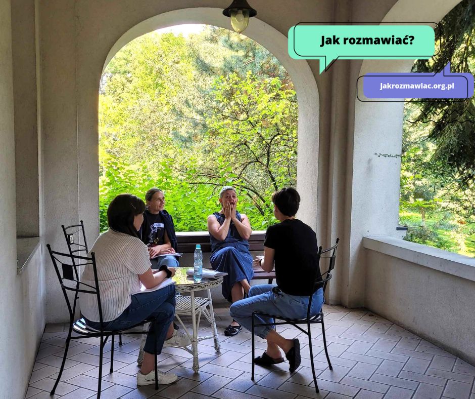 grupa 4 osób dialogujących